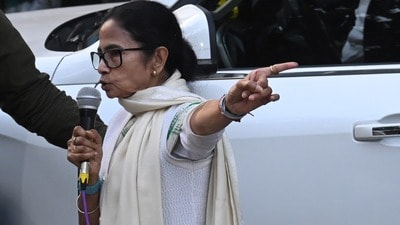 সল্টলেকে আইপ্যাক অফিসের সামনে মুখ্যমন্ত্রী মমতা বন্দ্যোপাধ্যায়। (ছবি সৌজন্যে, সমীর জানা/হিন্দুস্তান টাইমস) সল্টলেকে আইপ্যাক অফিসের সামনে মুখ্যমন্ত্রী মমতা বন্দ্যোপাধ্যায়। (ছবি সৌজন্যে, সমীর জানা/হিন্দুস্তান টাইমস)