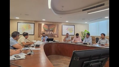 Focus on major drains along SPR, NH-48 to Badshahpur and sectors 17/18; emphasis on connectivity and strict monitoring of timelines. (HT)
