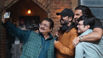 धुरंधर 2 के सेट पर राकेश बेदी ने आदित्य धर और रणवीर सिंह के साथ सेल्फी क्लिक की।