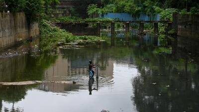 View of the polluted Mithi River in the Powai area of Mumbai. (Raju Shinde/HT Archives)
