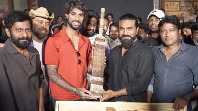 Peddi Tilak Varma: రామ్ చరణ్ పెద్ది సెట్స్లో స్పెషల్ గెస్ట్.. వరల్డ్ కప్ విన్నింగ్ క్రికెటర్కు అదిరే గిఫ్ట్ Peddi Tilak Varma: రామ్ చరణ్ పెద్ది సెట్స్లో స్పెషల్ గెస్ట్.. వరల్డ్ కప్ విన్నింగ్ క్రికెటర్కు అదిరే గిఫ్ట్