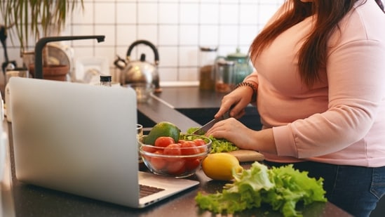 If you stop eating after 7 pm and keep your dinners light, your hormones will balance, and your midnight cravings will disappear. (Freepik)