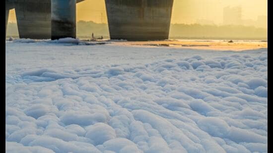 Experts highlighted that the froth formation is localised and largely linked to the structural and flow conditions at the Okhla barrage, officials said. (Sunil Ghosh/HT)