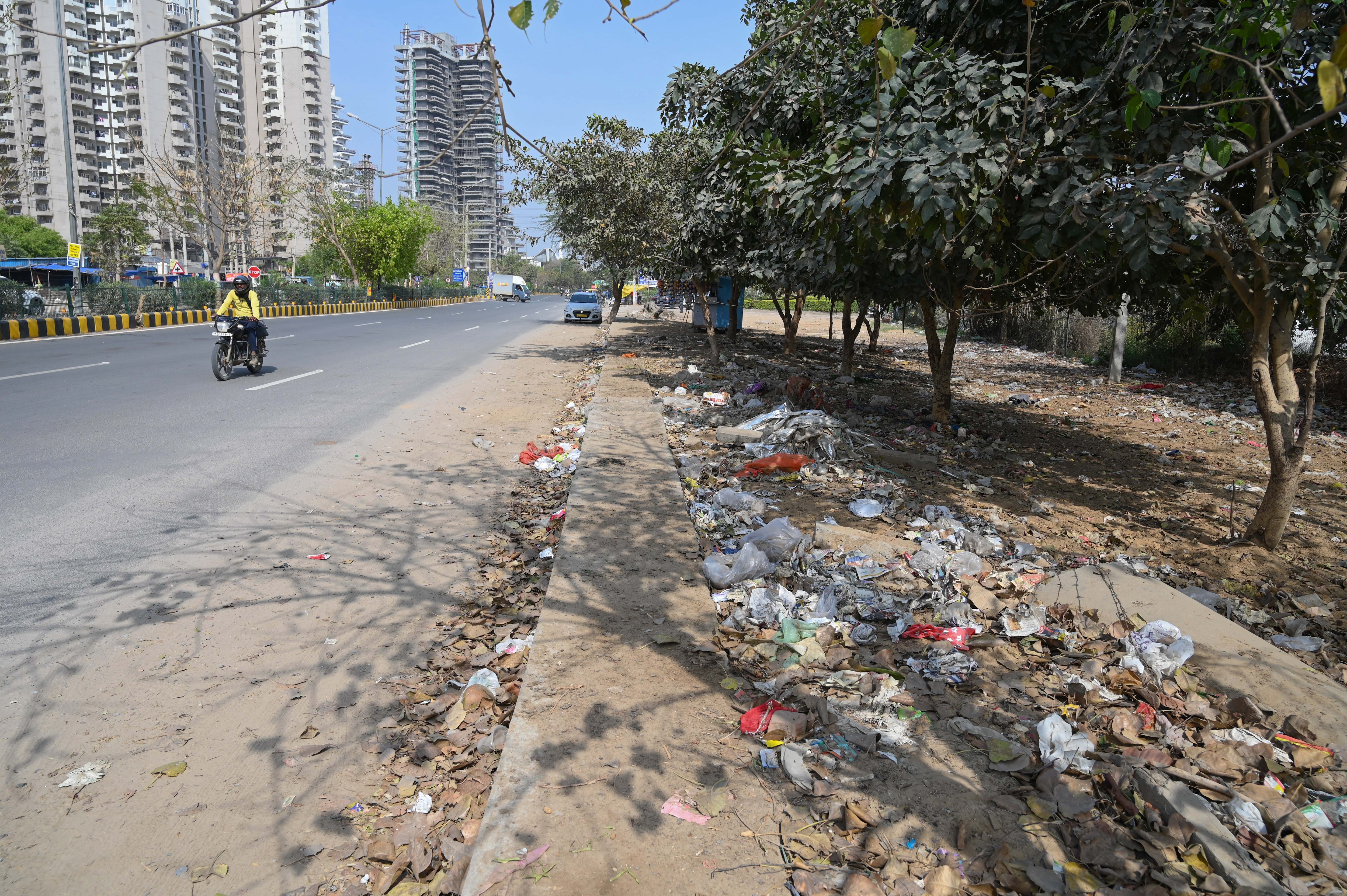 Illegally dumped waste in a green belt along a road linking sectors 92/95, as seen on Tuesday. (Parveen Kumar/HT) Illegally dumped waste in a green belt along a road linking sectors 92/95, as seen on Tuesday. (Parveen Kumar/HT)