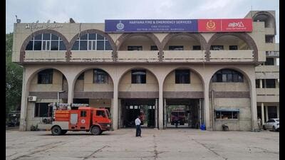 A senior fire department official preferring not to be named, said the city needs a strength of 400 to 500 firefighters to meet the demand. (Parveen Kumar/HT)