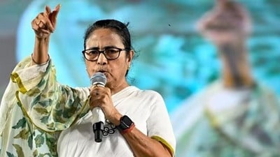 কমিশনের বিরুদ্ধে গর্জে উঠলেন মুখ্যমন্ত্রী (HT_PRINT)