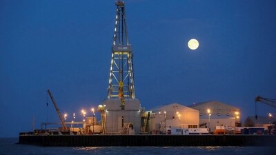 The full moon rises in the background over an oil rig at the Kashagan offshore oil field in the Caspian sea in western Kazakhstan August 21, 2013. (File photo/REUTERS)