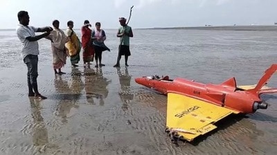 বকখালির সমুদ্রসৈকতে বিশাল যান! (সৌজন্যে ফেসবুক )