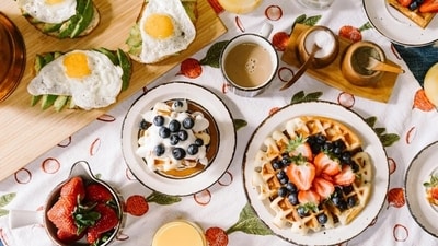 A quick and balanced breakfast, like fruits and nuts, can stimulate the salivary glands and regulate the pH of the mouth. (Unsplash)