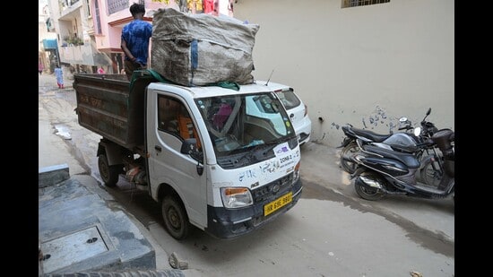 Residents and RWAs report garbage piling up for days; officials cite weak oversight and poor record-keeping despite multiple agencies on the ground. (Parveen Kumar/HT)
