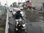 Drain water overflows onto the highway after heavy rainfall in Lucknow. (Deepak Gupta/HT Photo)
