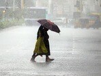 <p>దక్షిణ కోస్తాలో కూడా ఇవాళ, రేపు, ఎల్లుండి తేలికపాటి నుంచి ఒక మోస్తారు వర్షాలు పడొచ్చు. కొన్నిచోట్ల ఉరుములు, మెరుపులతో కూడిన వానలు పడే సూచనలున్నాయి.</p>