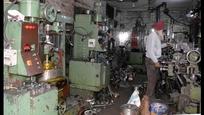 A worker working in factory in Janta Nagar in Ludhiana. (HT Photo)