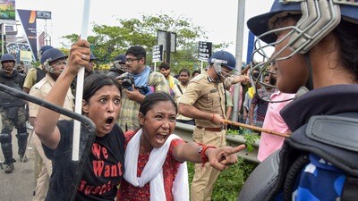 মহম্মদ সেলিমের কথায়, 'আরএসএস-এর শেখানো বুলি আওড়াচ্ছেন অভয়ার মা।' (Sudipta Banerjee ) মহম্মদ সেলিমের কথায়, 'আরএসএস-এর শেখানো বুলি আওড়াচ্ছেন অভয়ার মা।' (Sudipta Banerjee )