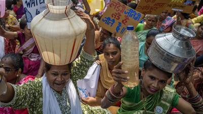 Aarey residents hit the streets on Friday to protest over the delayed NOCs for piped water. (Satish Bate/Hindustan Times)