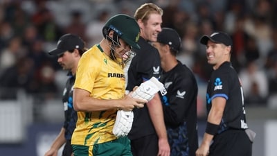 New Zealand coasted to a 2-1 series lead in their ongoing bout against South Africa, facing no complications as they earned an 8-wicket win in Eden Park in Auckland. Bowling first, they restricted the Proteas to 136, setting up a straightforward chase – and got the job done with 22 balls to spare. (AFP) New Zealand coasted to a 2-1 series lead in their ongoing bout against South Africa, facing no complications as they earned an 8-wicket win in Eden Park in Auckland. Bowling first, they restricted the Proteas to 136, setting up a straightforward chase – and got the job done with 22 balls to spare. (AFP)
