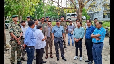Jharkhand chief secretary Avinash Kumar inspects Shaheed Nirmal Mahto Medical College and Hospital in Dhanbad. (HT Photo) Jharkhand chief secretary Avinash Kumar inspects Shaheed Nirmal Mahto Medical College and Hospital in Dhanbad. (HT Photo)