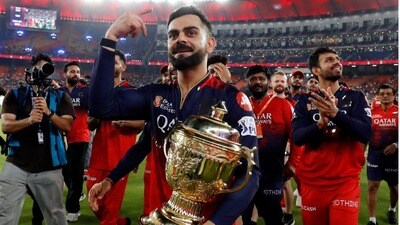 ఆర్సీబీ తొలి ఐపీఎల్ ట్రోఫీతో విరాట్ కోహ్లీ.. ఆర్సీబీ తొలి ఐపీఎల్ ట్రోఫీతో విరాట్ కోహ్లీ..
