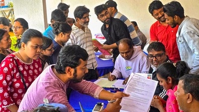 যুবসাথীর মেসেজ এলেও অ্যাকাউন্টে টাকা আসেনি! পেমেন্ট ফেইল হওয়ার আসল কারণ কী? (PTI)