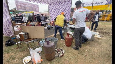 Vendors at Kisan Mela using domestic LPG cylinders in Ludhiana on Friday. (HT Photo)