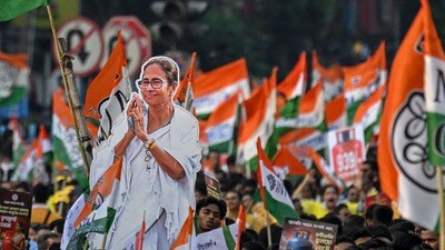 তৃণমূলের তিন কাউন্সিলরের সঙ্গে কথা কাটাকাটি তৃণমূল প্রার্থী দেবব্রত মজুমদারের।