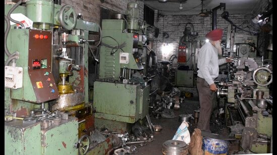 A worker working in factory in Janta Nagar in Ludhiana. (HT Photo)