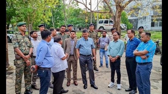 Jharkhand chief secretary Avinash Kumar inspects Shaheed Nirmal Mahto Medical College and Hospital in Dhanbad. (HT Photo)