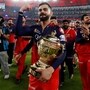 ఆర్సీబీ తొలి ఐపీఎల్​ ట్రోఫీతో విరాట్​ కోహ్లీ..