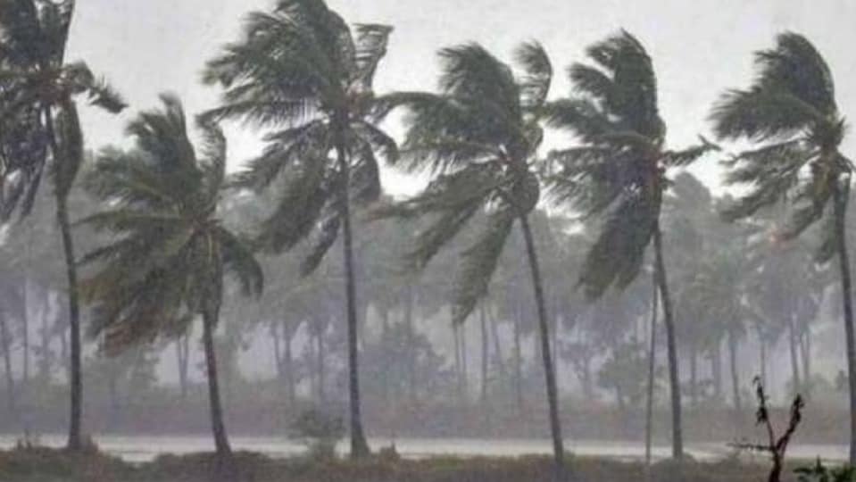 <p>ఉపరితల ఆవర్తనం, ద్రోణి ప్రభావంతో రానున్న మూడు రోజులు ఏపీలో వర్షాలు కురిసే అవకాశం ఉంది. ప్రధానంగా ఉత్తర కోస్తాలో ఇవాళ ఉరుములు, మెరుపులు, పిడుగులతో కూడిన వర్షాలు కురిసే అవకాశం ఉందని ఏపీ విపత్తుల నిర్వహణ సంస్థ పేర్కొంది. రేపు, ఎల్లుండి కూడా పడొచ్చని పేర్కొంది.</p>