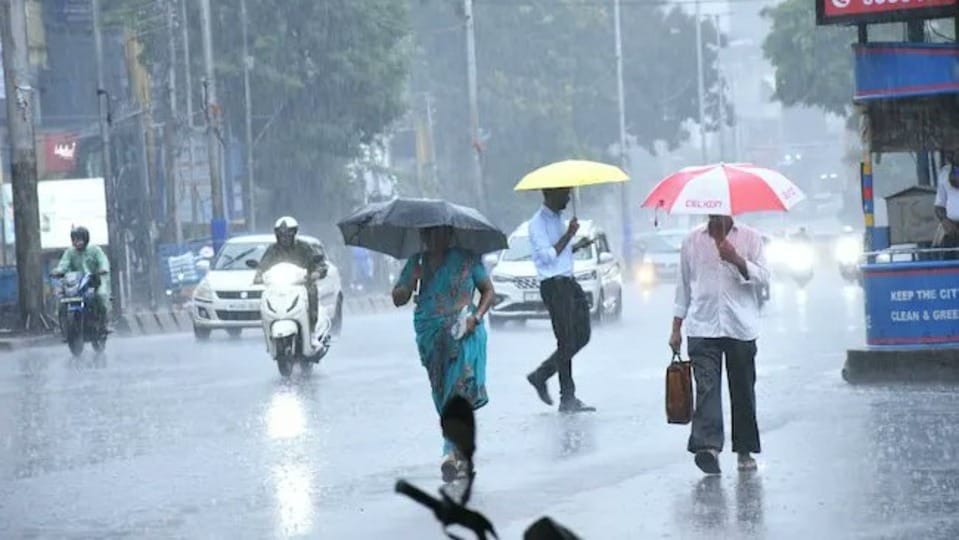 <p>రాయలసీమ జిల్లాల్లో ఇవాళ, రేపు, ఎల్లుండి వర్షాలు పడే సూచనలున్నాయని అమరావతి వాతావరణ కేంద్రం తెలిపింది.</p>