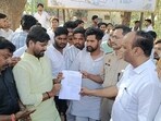 Students handing over a memo of their demands to the police on Saturday (HT Photo)