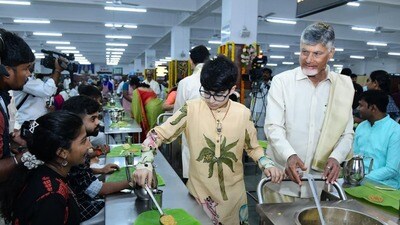 శ్రీవారి సేవలో సీఎం చంద్రబాబు కుటుంబం శ్రీవారి సేవలో సీఎం చంద్రబాబు కుటుంబం