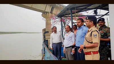 Bihar RCD engineers inspect the pillars of Vikramshila Setu on Saturday (HT PHOTO) Bihar RCD engineers inspect the pillars of Vikramshila Setu on Saturday (HT PHOTO)