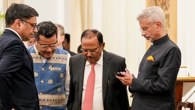 ভারতের বিদেশমন্ত্রী এস জয়শংকর এবং বিদেশ সচিব বিক্রম মিশ্রি। (ফাইল ছবি, সৌজন্যে পিটিআই) ভারতের বিদেশমন্ত্রী এস জয়শংকর এবং বিদেশ সচিব বিক্রম মিশ্রি। (ফাইল ছবি, সৌজন্যে পিটিআই)