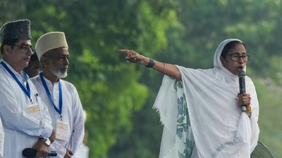 রেড রোডে মমতা বন্দ্যোপাধ্যায়। (ছবি সৌজন্যে পিটিআই) রেড রোডে মমতা বন্দ্যোপাধ্যায়। (ছবি সৌজন্যে পিটিআই)