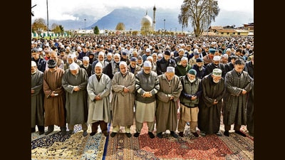 People offer prayers on the occasion of Eid-ul-Fitr,at Hazratbal shrine, in Srinagar, on Saturday. (Waseem Andrabi/HT)