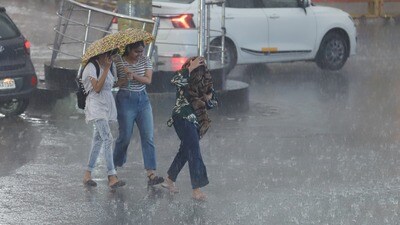 ঝড়-বৃষ্টির জেরে কলকাতার সর্বনিম্ন তাপমাত্রা একধাক্কায় নেমে গেল। (ছবিটি প্রতীকী, সৌজন্যে দীপক গুপ্তা/হিন্দুস্তান টাইমস) ঝড়-বৃষ্টির জেরে কলকাতার সর্বনিম্ন তাপমাত্রা একধাক্কায় নেমে গেল। (ছবিটি প্রতীকী, সৌজন্যে দীপক গুপ্তা/হিন্দুস্তান টাইমস)