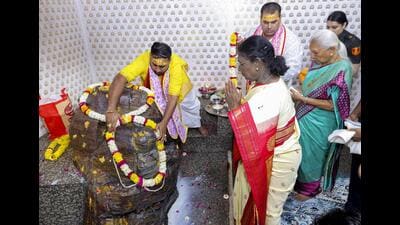 President Droupadi Murmu with governor Anandiben Patel offers prayers at the Daan Ghati Temple, in Govardhan, near Mathura, on Saturday. (PTI)