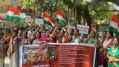 Pune city Congress women’s wing staged a protest on Fergusson College (FC) Road on Saturday against Ashok Kharat and those allegedly supporting him. (HT PHOTO) Pune city Congress women’s wing staged a protest on Fergusson College (FC) Road on Saturday against Ashok Kharat and those allegedly supporting him. (HT PHOTO)