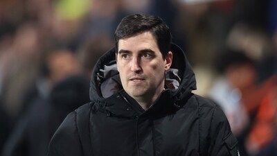 Andoni Iraola disagreed with Michael Carrick's criticism of the referee. (REUTERS)