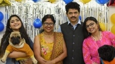 সবে হাসপাতাল থেকে ফিরেছেন ঐন্দ্রিলার বাবা,অসুস্থ মা-ও, চিন্তায় ঐশ্বর্য