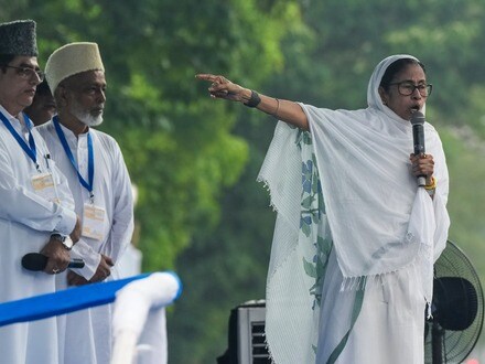 রেড রোডে মমতা বন্দ্যোপাধ্যায়। (ছবি সৌজন্যে পিটিআই)