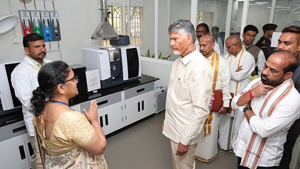 <p>శ్రీవారి భక్తుల నమ్మకానికి భరోసా కల్పిస్తూ, తిరుమల పవిత్ర ప్రసాదాల స్వచ్ఛతను కాపాడేందుకు ఈ అత్యాధునిక ‘స్టేట్ ఫుడ్ ల్యాబరేటరీ’ను ఏర్పాటు చేశారు.</p>
