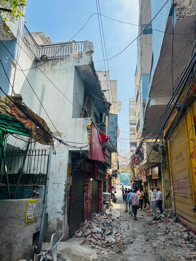 Victims include a couple hit by falling debris; police arrest owner, caretaker as probe flags poor building condition. (Parveen Kumar/HT) Victims include a couple hit by falling debris; police arrest owner, caretaker as probe flags poor building condition. (Parveen Kumar/HT)