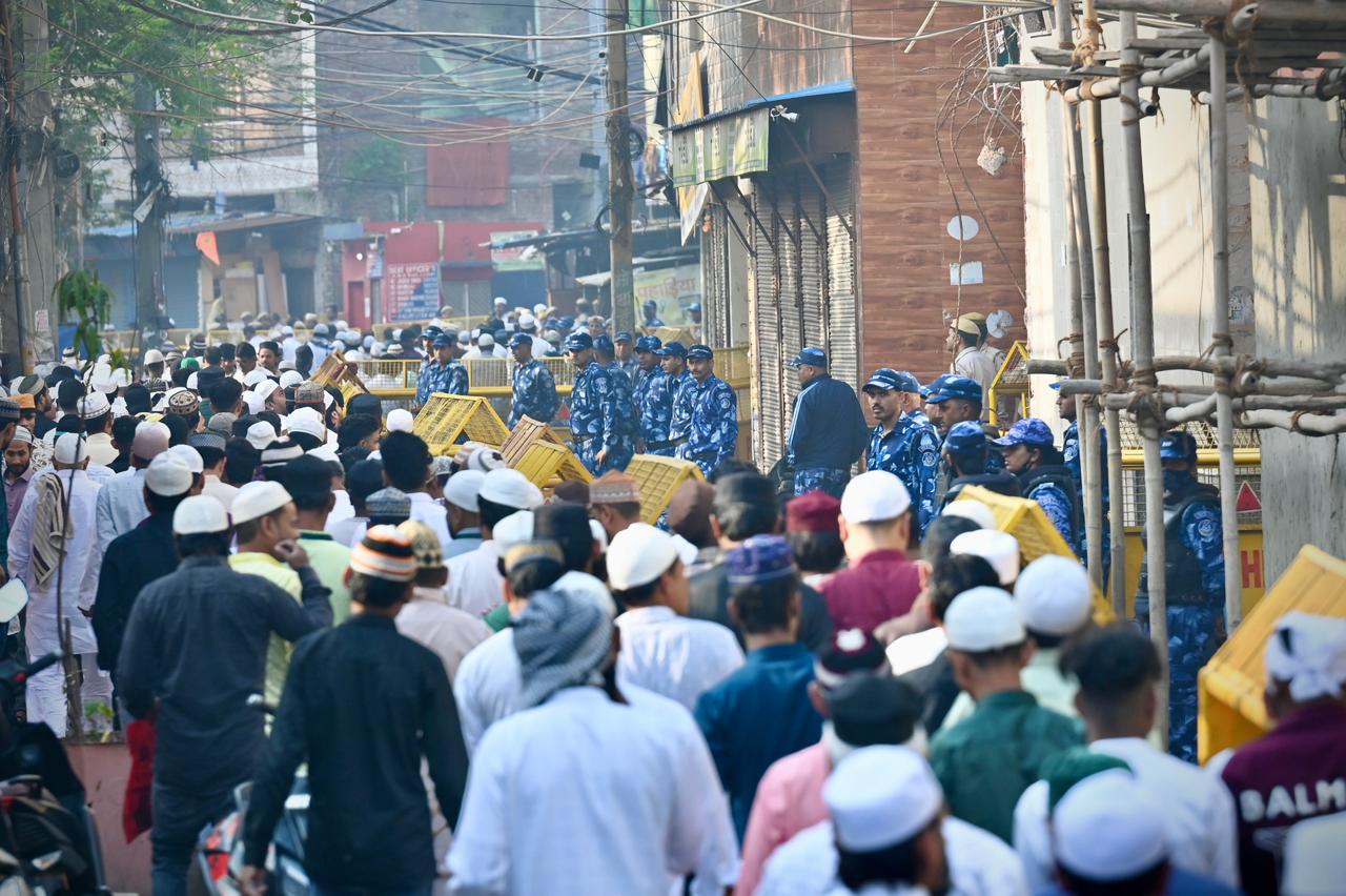 Heavy deployment of security personnel seen as devotees from Muslim community arrive to offer namaz on the occasion of Eid in Uttam Nagar, Delhi (HT/Sanchit Khanna)