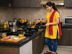 వాస్తు శాస్త్రం: వంటగదిలో పొరపాటున కూడా 3 తప్పులు చేయకండి