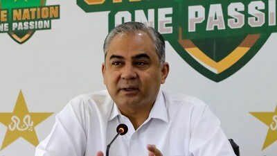 জ্বালানি সংকটে জ্বলছে পাকিস্তান! তার মাঝে PSL নিয়ে কেন নাক কাটল নকভির? (Photo by AFP) (AFP) জ্বালানি সংকটে জ্বলছে পাকিস্তান! তার মাঝে PSL নিয়ে কেন নাক কাটল নকভির? (Photo by AFP) (AFP)