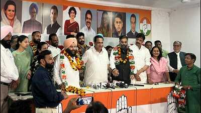 Chandigarh Congress president HS Lucky (centre) welcoming AAP councillor Damanpreet Singh (left) and advocate Ujjwal Bhasin into the party fold on Sunday. (HT Photo) Chandigarh Congress president HS Lucky (centre) welcoming AAP councillor Damanpreet Singh (left) and advocate Ujjwal Bhasin into the party fold on Sunday. (HT Photo)