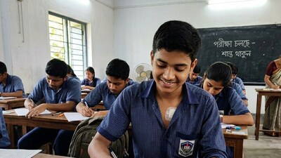 স্বাস্থ্যসাথীতে ১৬ বছরের ছেলের শরীরে বসল পেসমেকার, চারদিন পরই দেয় মাধ্যমিকও। (ছবিটি প্রতীকী, জেমিনাই দিয়ে তৈরি করা) স্বাস্থ্যসাথীতে ১৬ বছরের ছেলের শরীরে বসল পেসমেকার, চারদিন পরই দেয় মাধ্যমিকও। (ছবিটি প্রতীকী, জেমিনাই দিয়ে তৈরি করা)