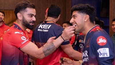 বিরাট কোহলির সঙ্গে স্বস্তিক চিকারা। (ফাইল ছবি, সৌজন্যে RCB) বিরাট কোহলির সঙ্গে স্বস্তিক চিকারা। (ফাইল ছবি, সৌজন্যে RCB)